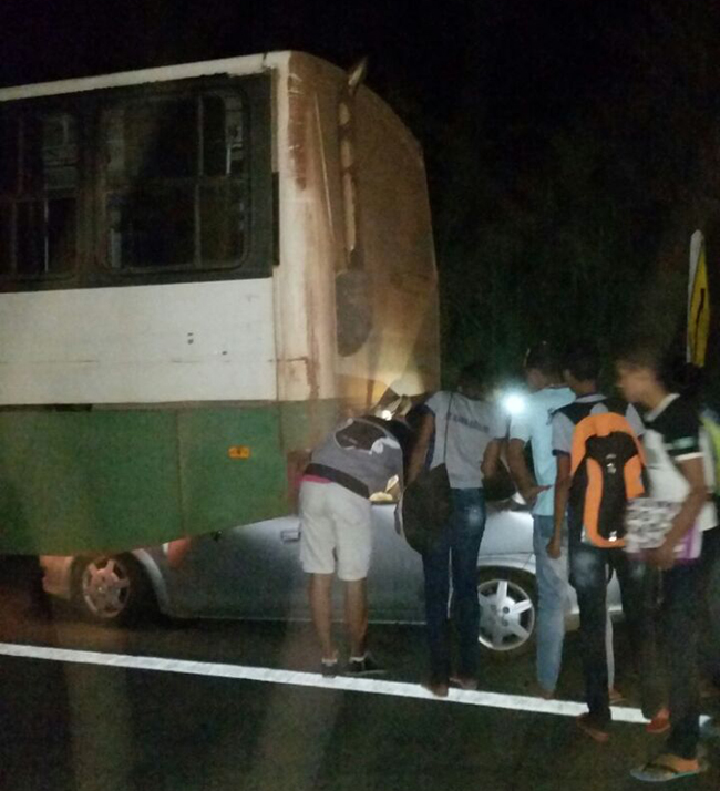 Colisão entre carro e ônibus escolar deixa uma pessoa morta na BR-343, em Altos